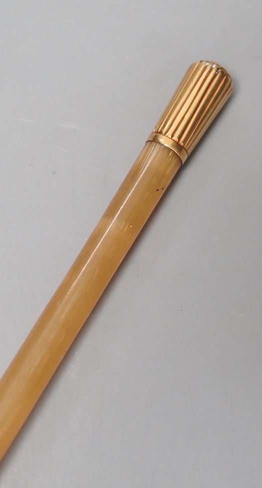 A Yellow-metal mounted horn riding crop, 69cm                                                                                                                                                                               