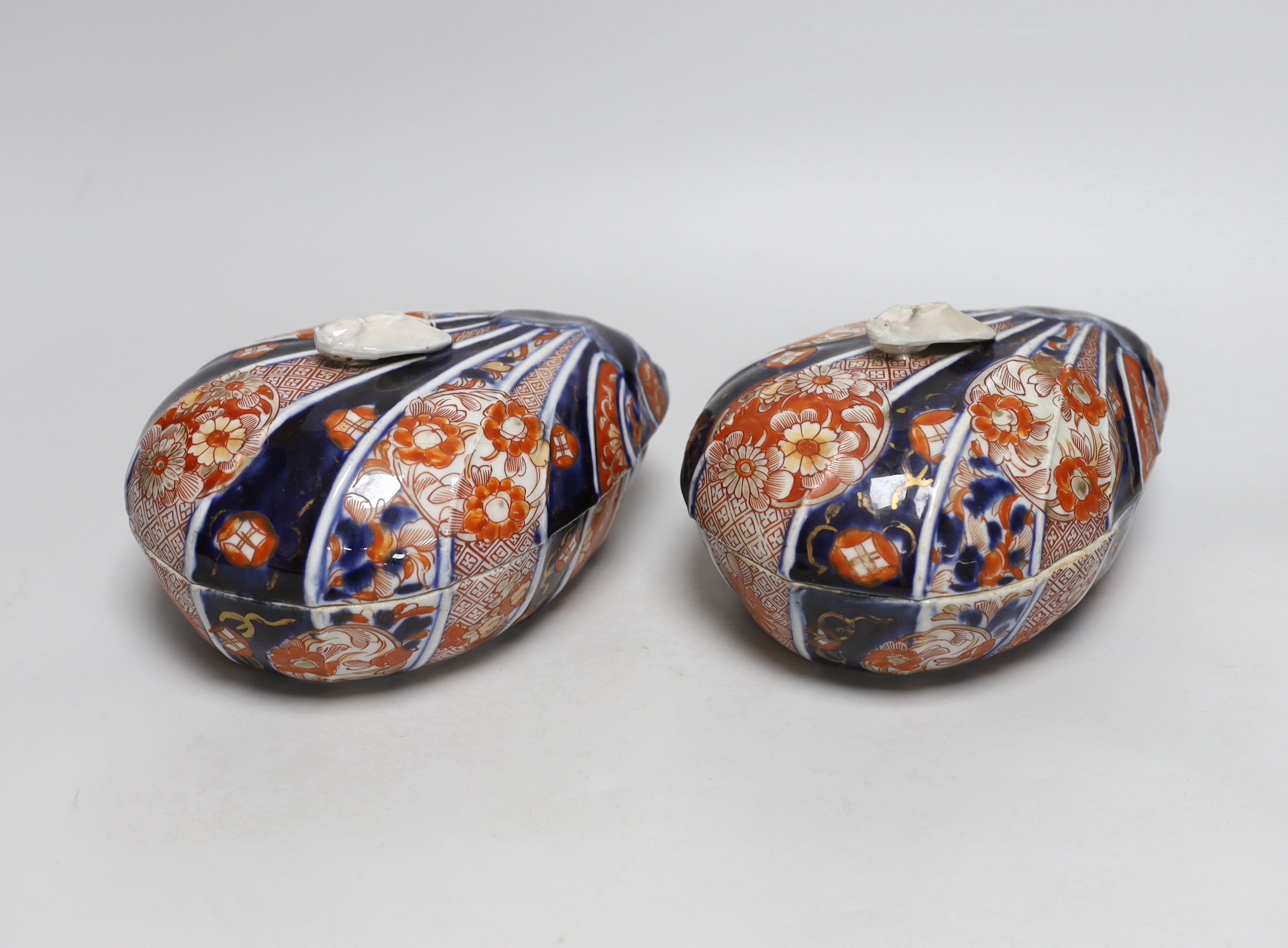 A pair of Japanese Imari shell shaped boxes and covers, early 20th century, each 20cm wide                                                                                                                                  