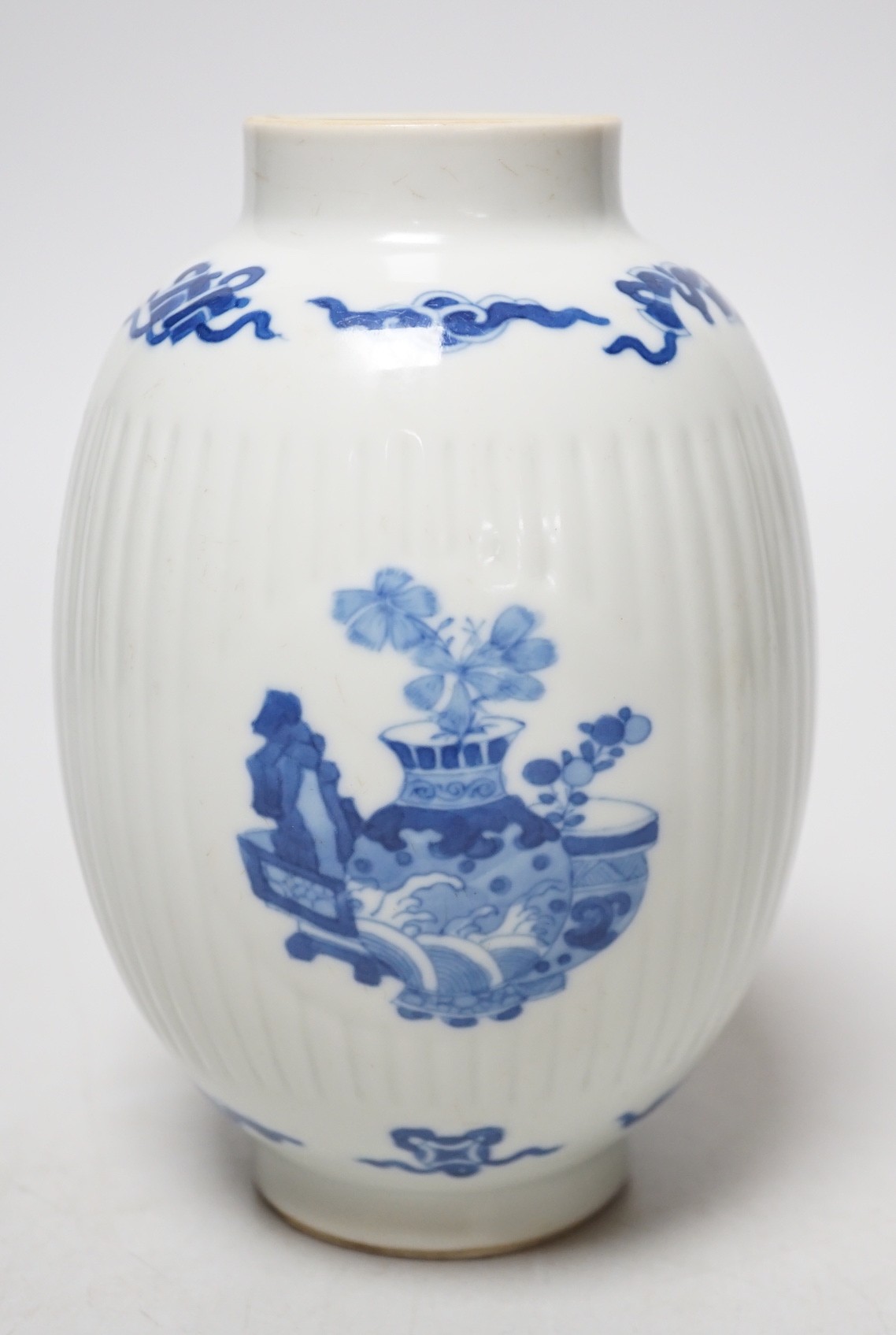 A Chinese blue and white fluted ovoid jar 16cm                                                                                                                                                                              