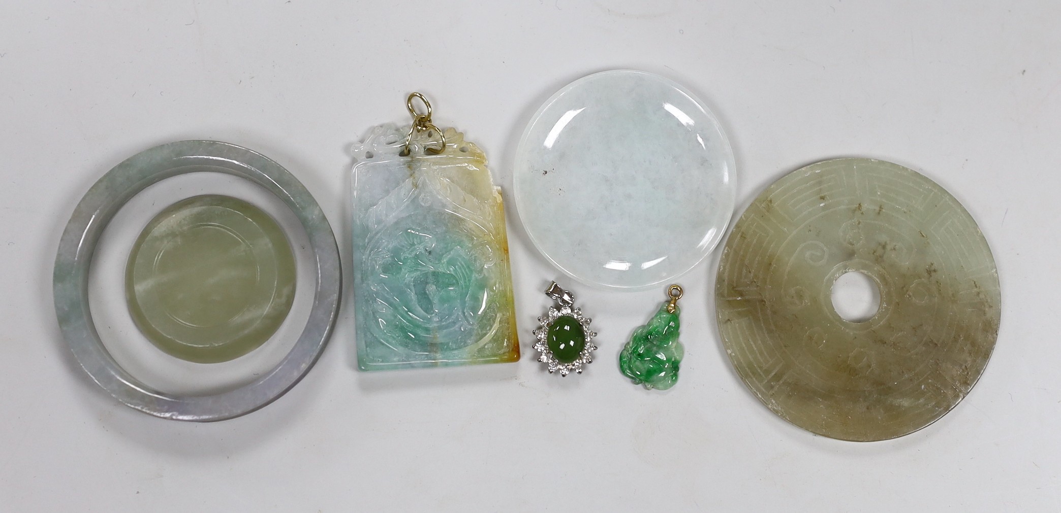 A group of Chinese jadeite or jade carvings or jewellery (7)                                                                                                                                                                