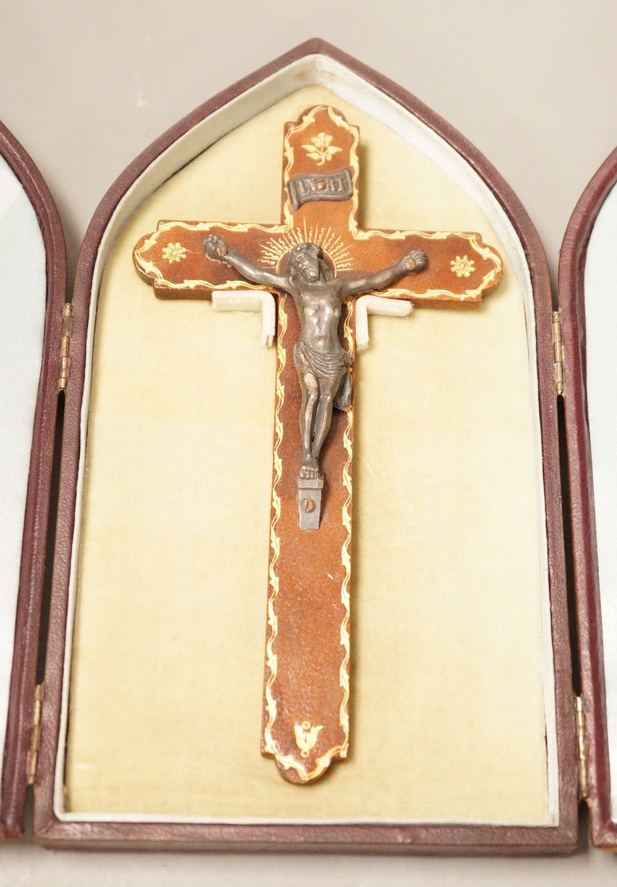 A Morocco leather in fitted case. Cross measurement 16.5cm                                                                                                                                                                  