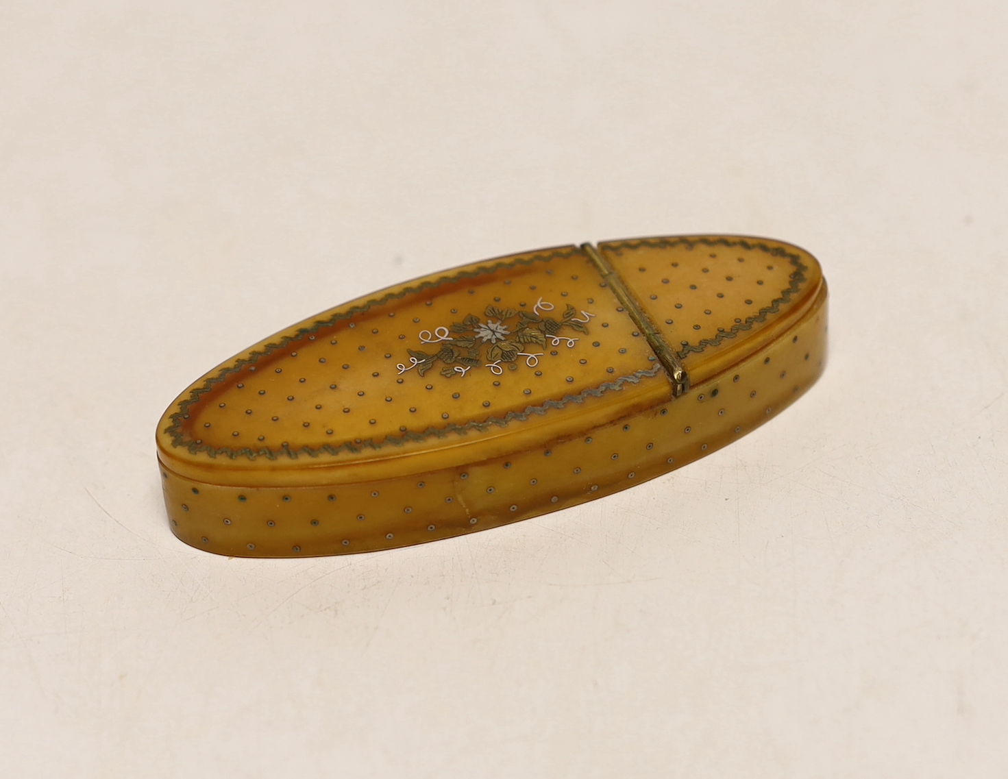 A George III horn and mixed metal inlaid snuff box, 9.3cm long                                                                                                                                                              