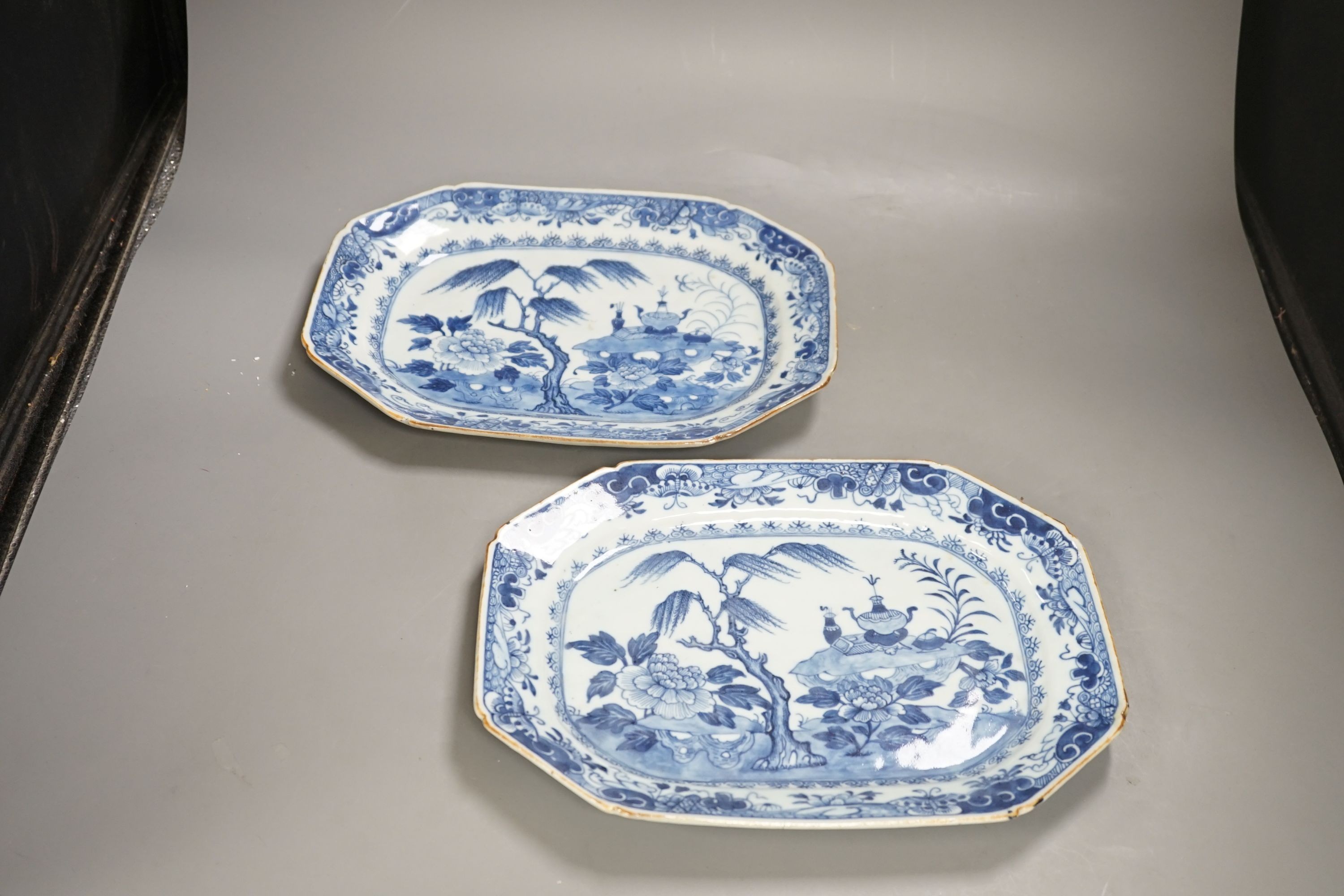 A pair of 18th century Chinese export blue and white serving dishes - 31cm wide                                                                                                                                             