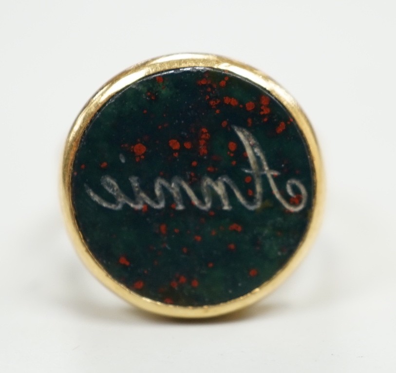 An 18ct and bloodstone set signet ring, carved with the name 'Annie', size H, gross weight 4.9 grams.                                                                                                                       