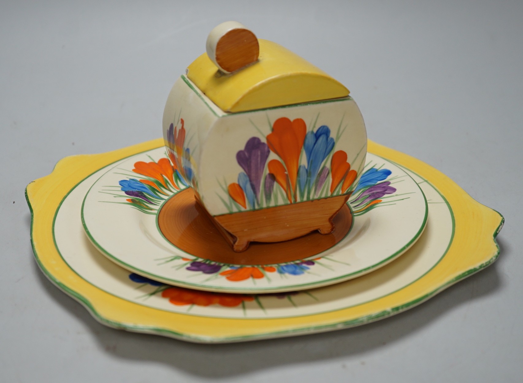 A Clarice Cliff seventeen piece Autumn Crocus part teaset, including a preserve jar and cover                                                                                                                               