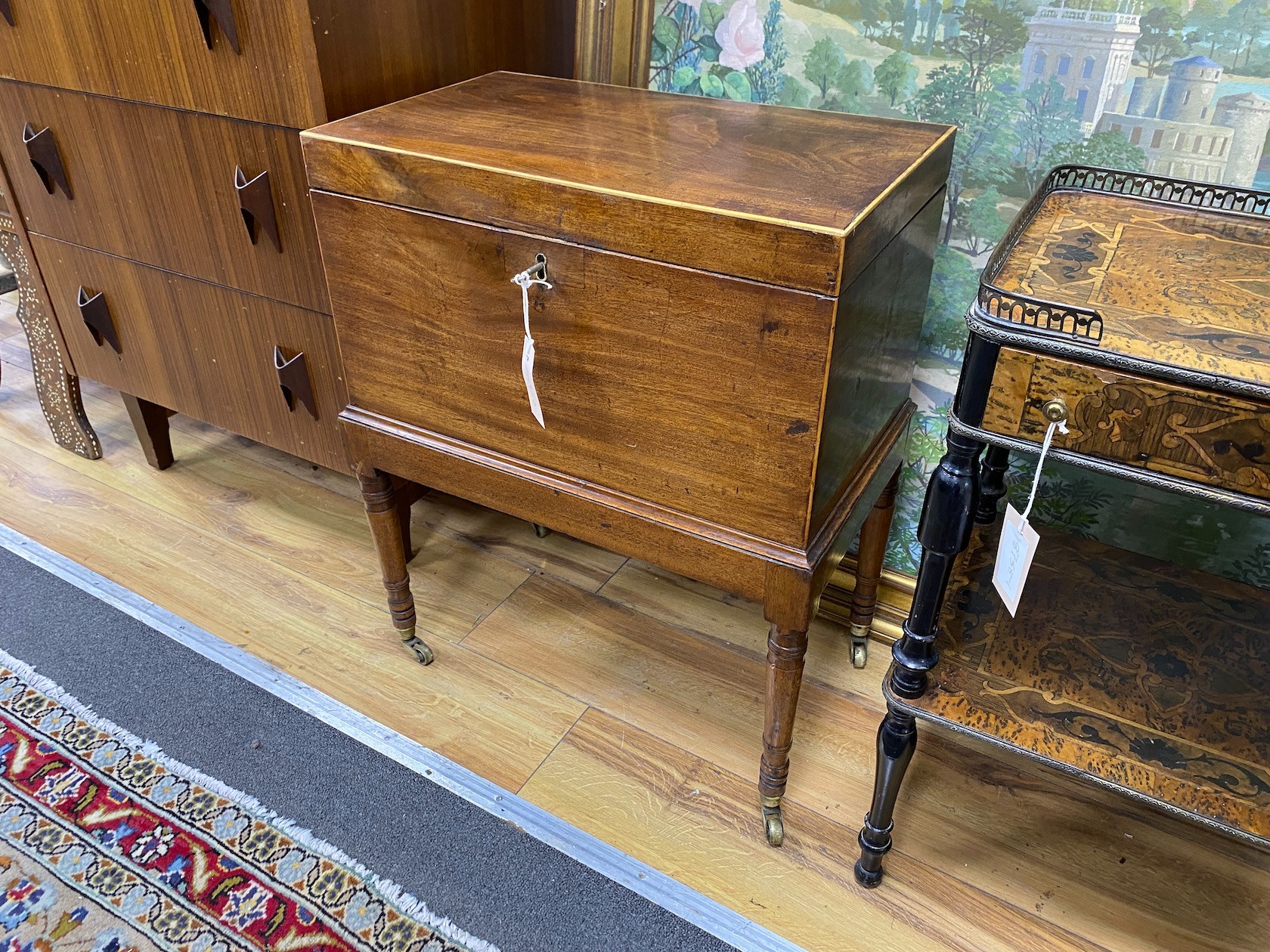 A small George III rectangular cellarette, width 50cm, depth 30cm, height 60cm                                                                                                                                              