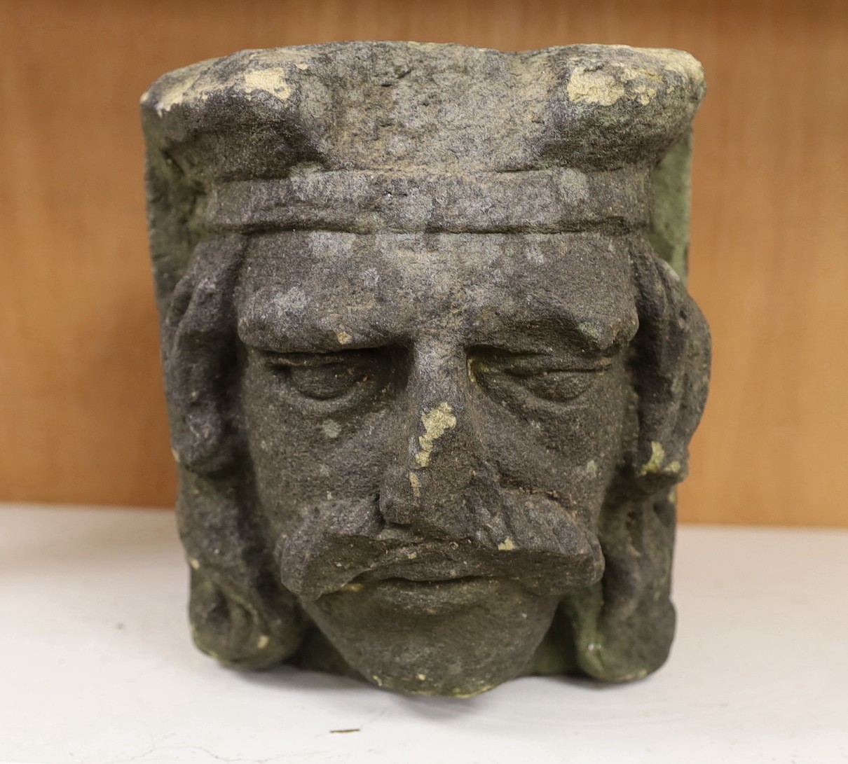 A limestone King's Head keystone, 22cm                                                                                                                                                                                      