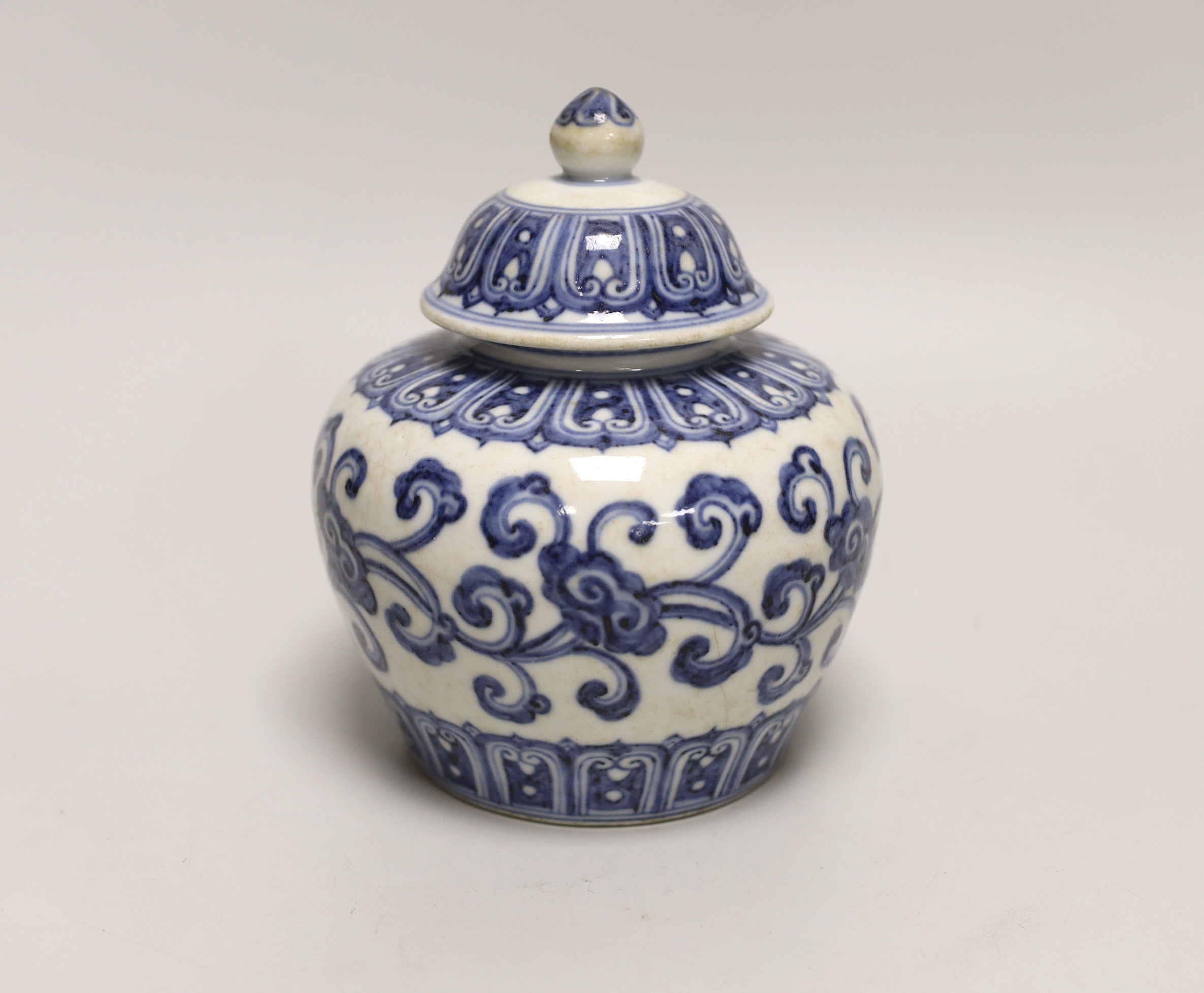 A Chinese blue and white jar and cover, 15cm                                                                                                                                                                                