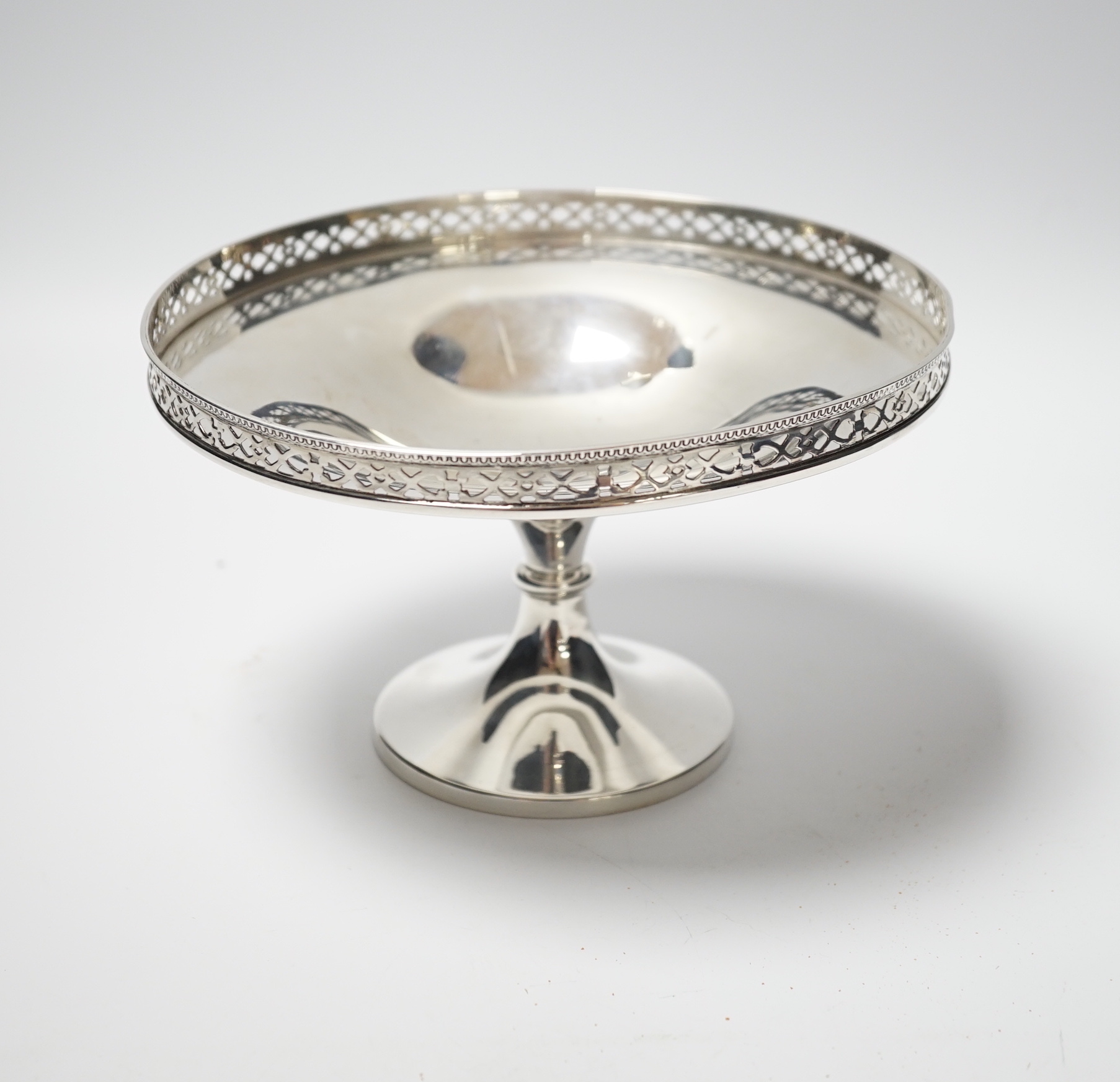 A George V silver tazze, Birmingham, 1924, diameter 18.1cm, 7.4oz.                                                                                                                                                          