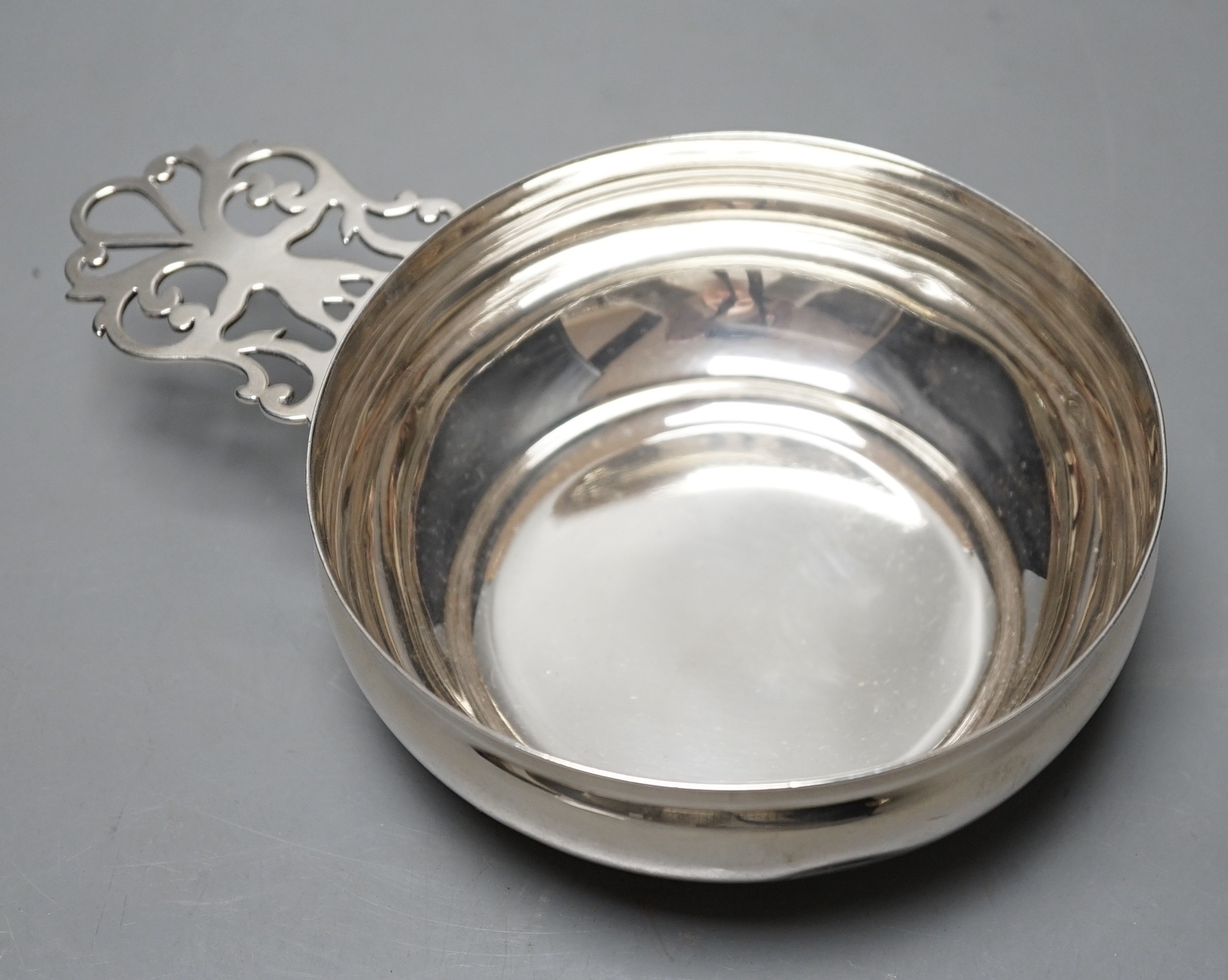 A George V silver porringer, Theodore Rossi, London, 1924, 17.9cm over handle, 6.1oz.                                                                                                                                       