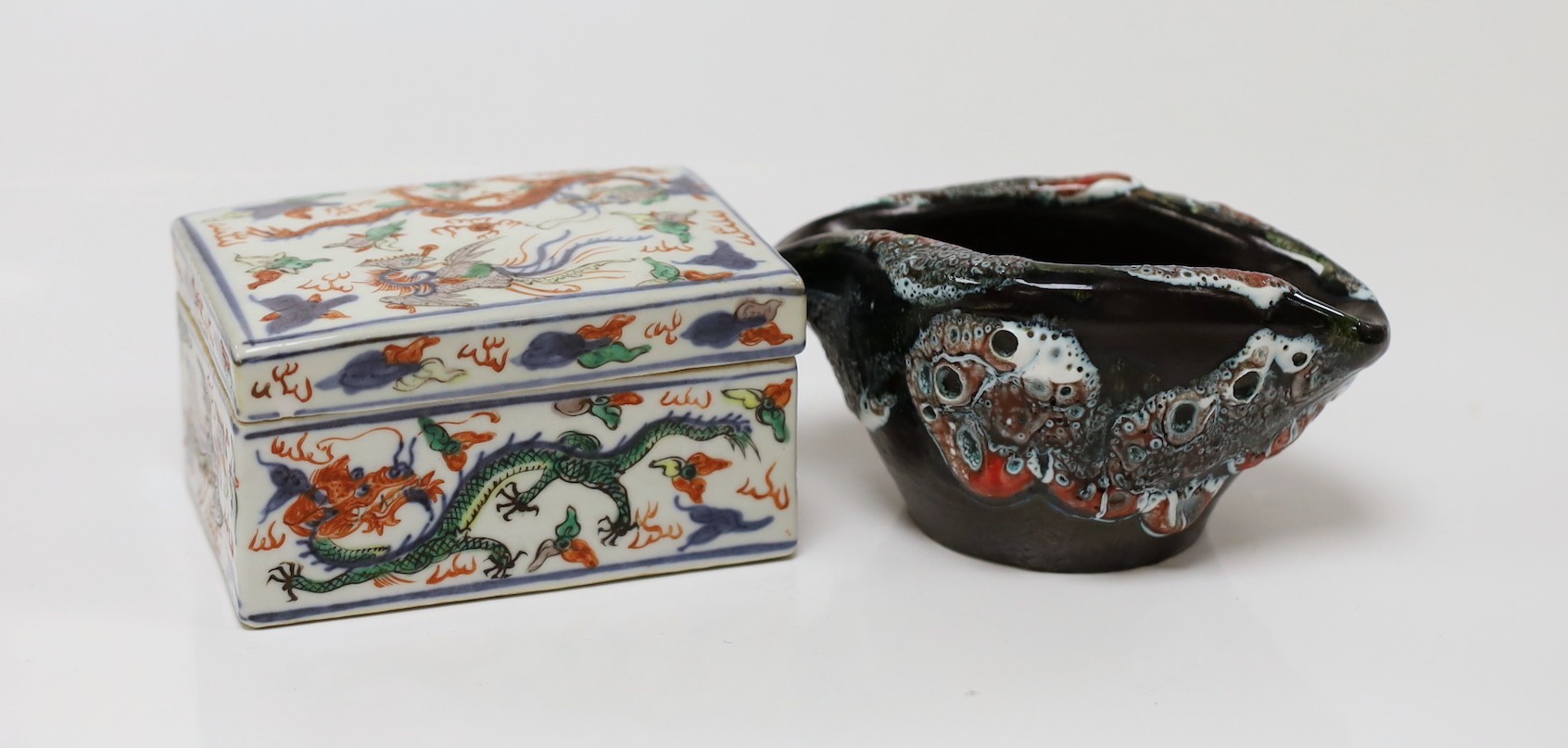 A Chinese wucai box and a Japanese pottery vase, 10.5cms wide x 6cms high                                                                                                                                                   