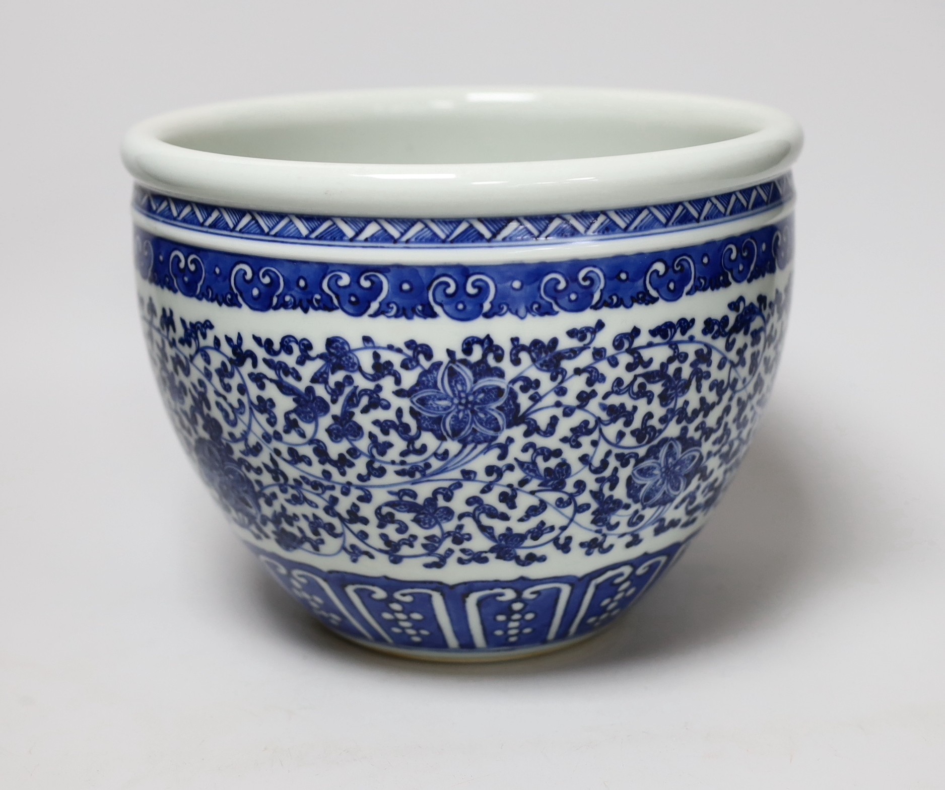 A Chinese blue and white jardiniere, 18cm                                                                                                                                                                                   