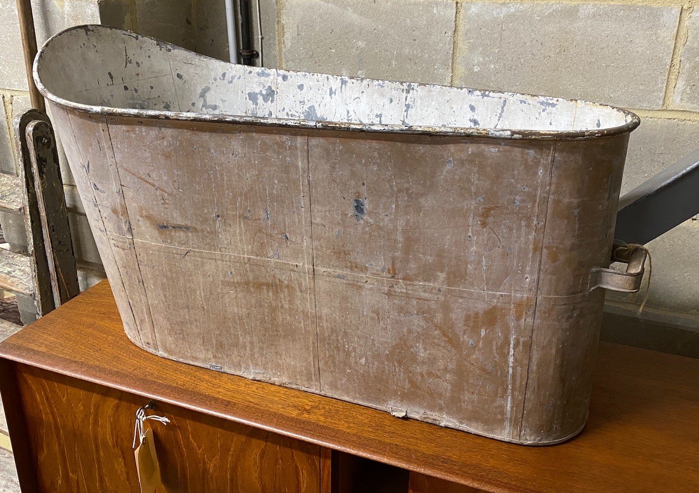 A vintage painted tin bath, height 55cm                                                                                                                                                                                     