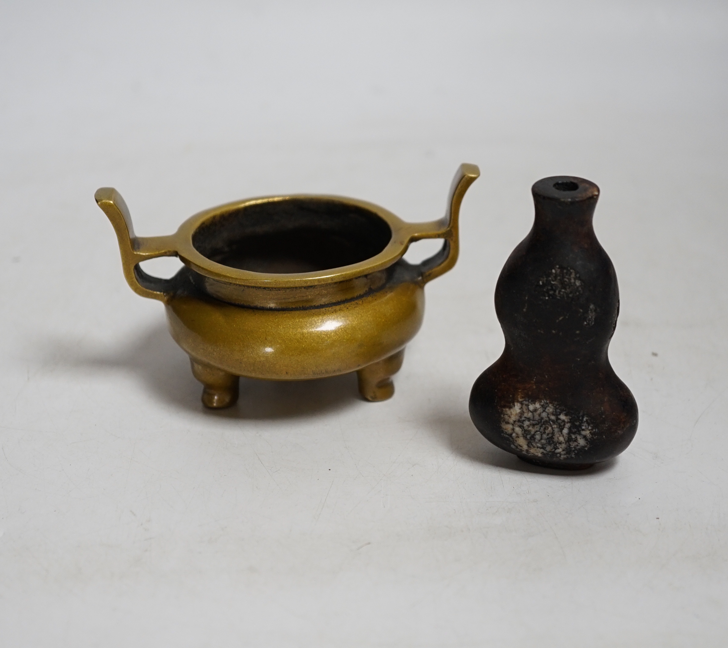 A Chinese bronze censer and a hardstone snuff bottle, 7.5cm                                                                                                                                                                 