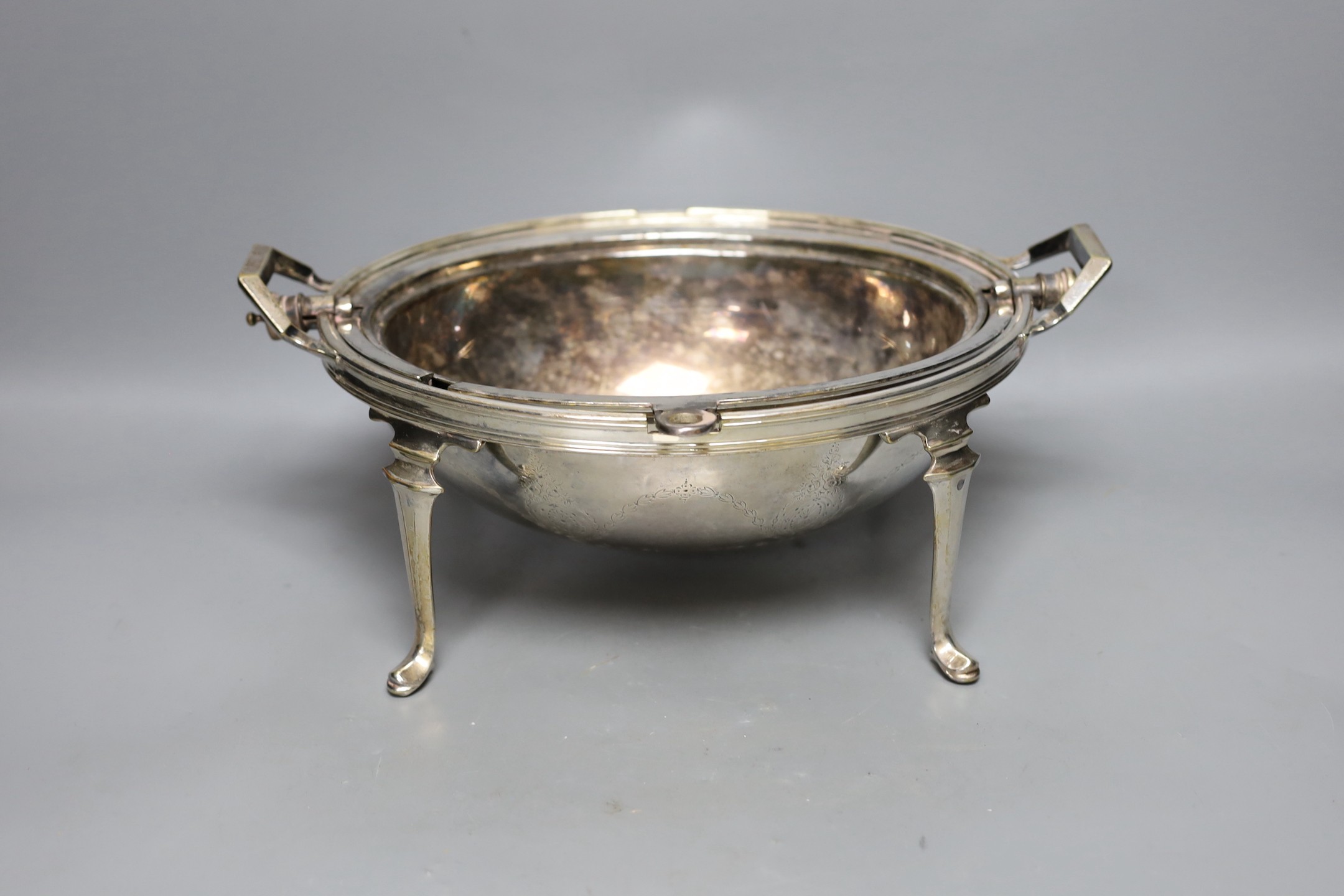 An Edwardian silver plated revolving breakfast tureen. 35cm wide                                                                                                                                                            