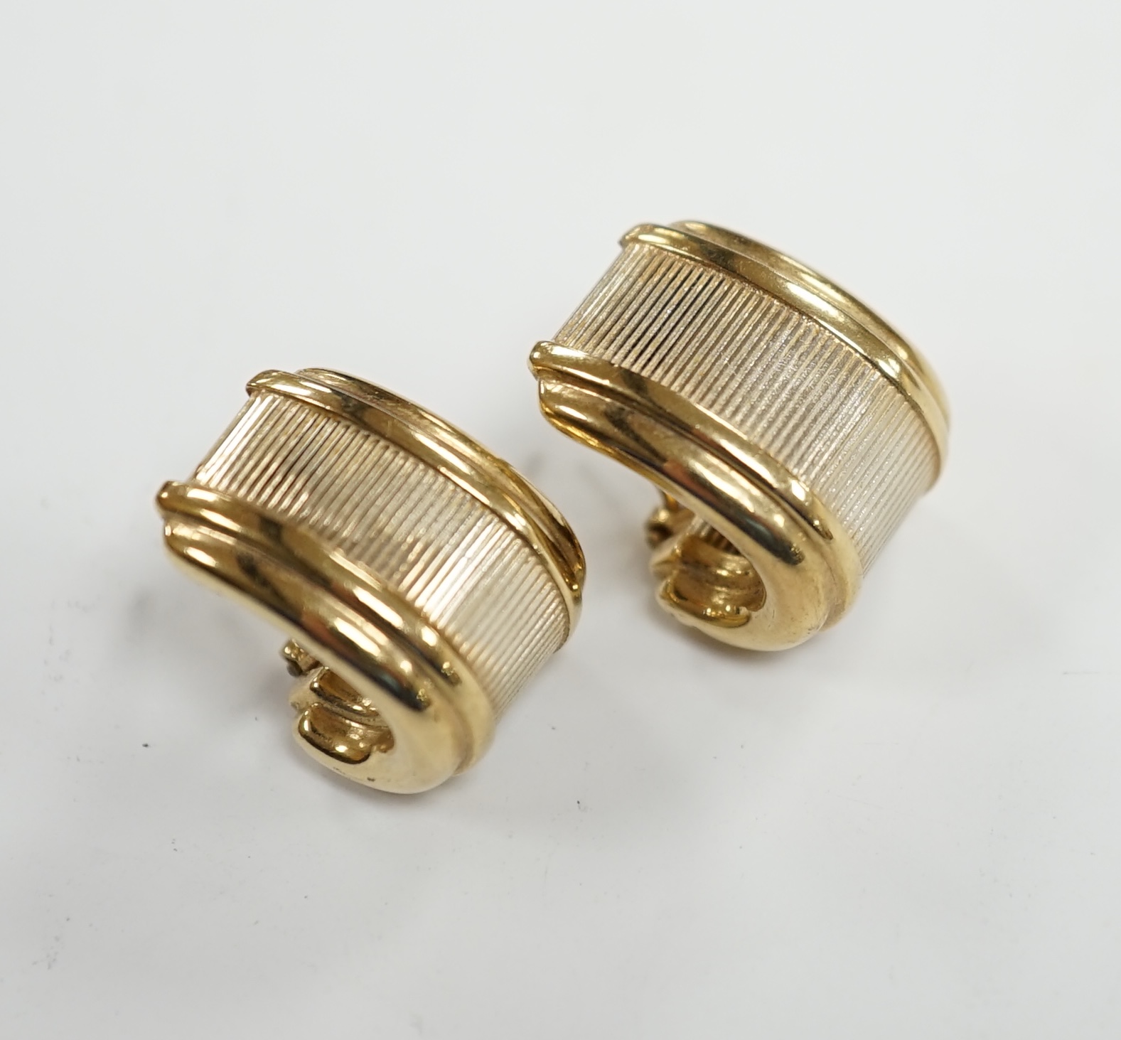 A modern pair of 375 earrings, with central textured band, 18mm, 4.9 grams.                                                                                                                                                 