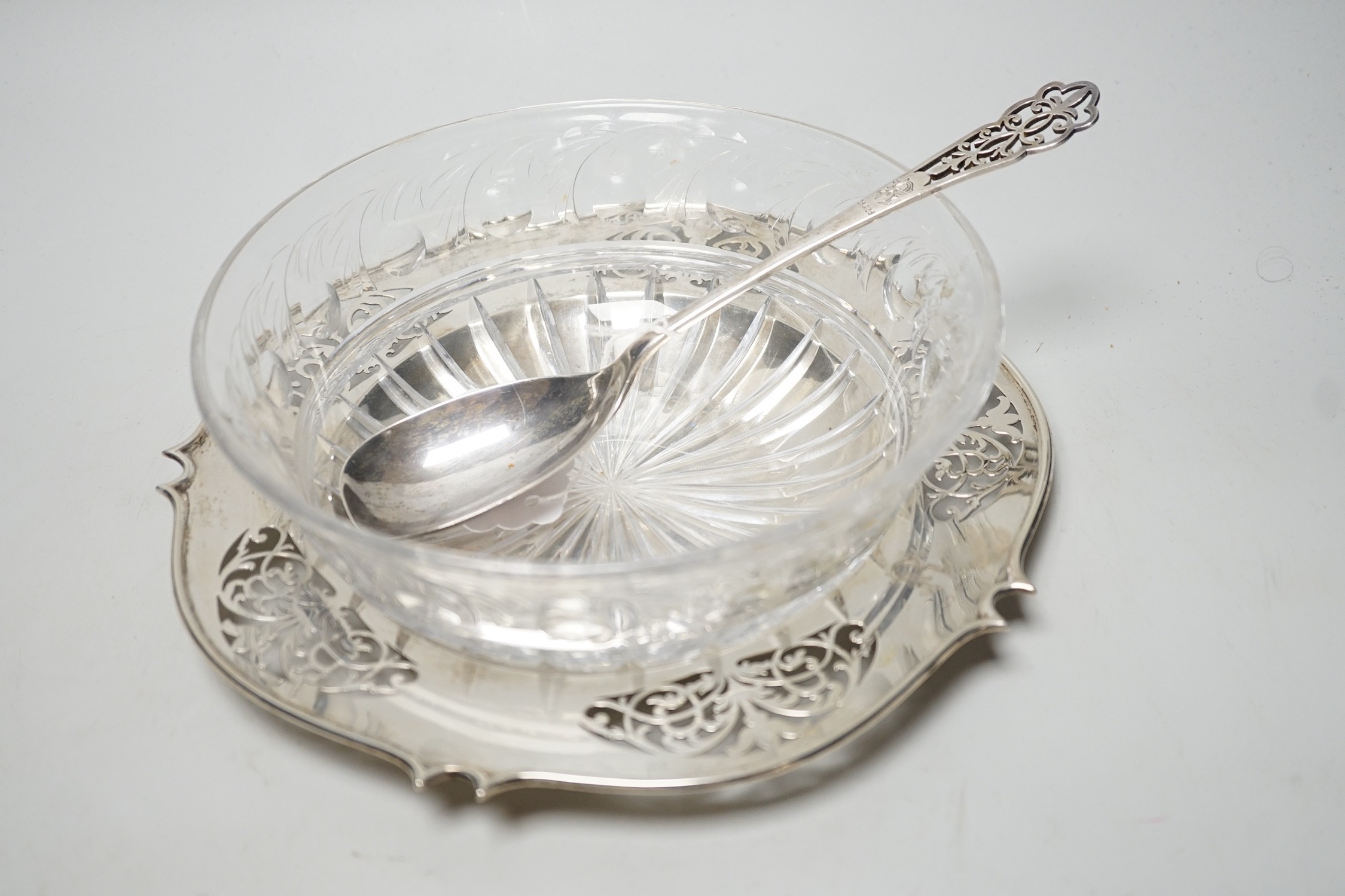 A George V pieced silver stand, with cut glass bowl and matching serving spoon, Hardy Brothers, Sheffield, 1924, stand diameter 24cm, 13.3oz.                                                                               