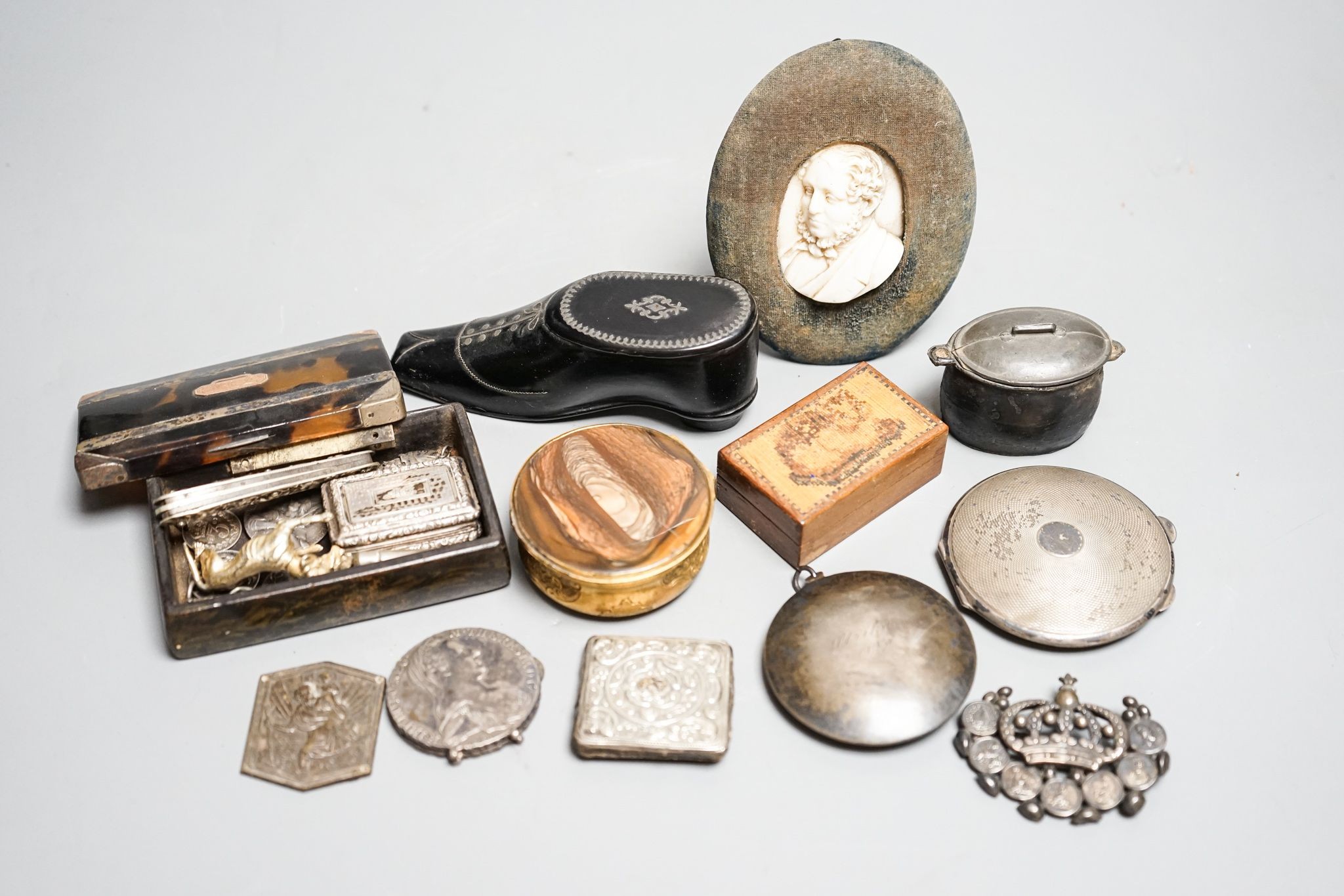 A collection of cabinet curios, including - An early 19th century miniature carved ivory bust of a gentleman, a gilt metal and agate snuff box, a George IV silver vinaigrette, by Taylor and Perry, a silver compact, a Reg