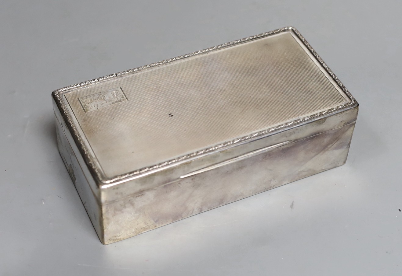 A George V engine turned rectangular silver mounted cigarette box, Birmingham, 1933, 17.8cm.                                                                                                                                