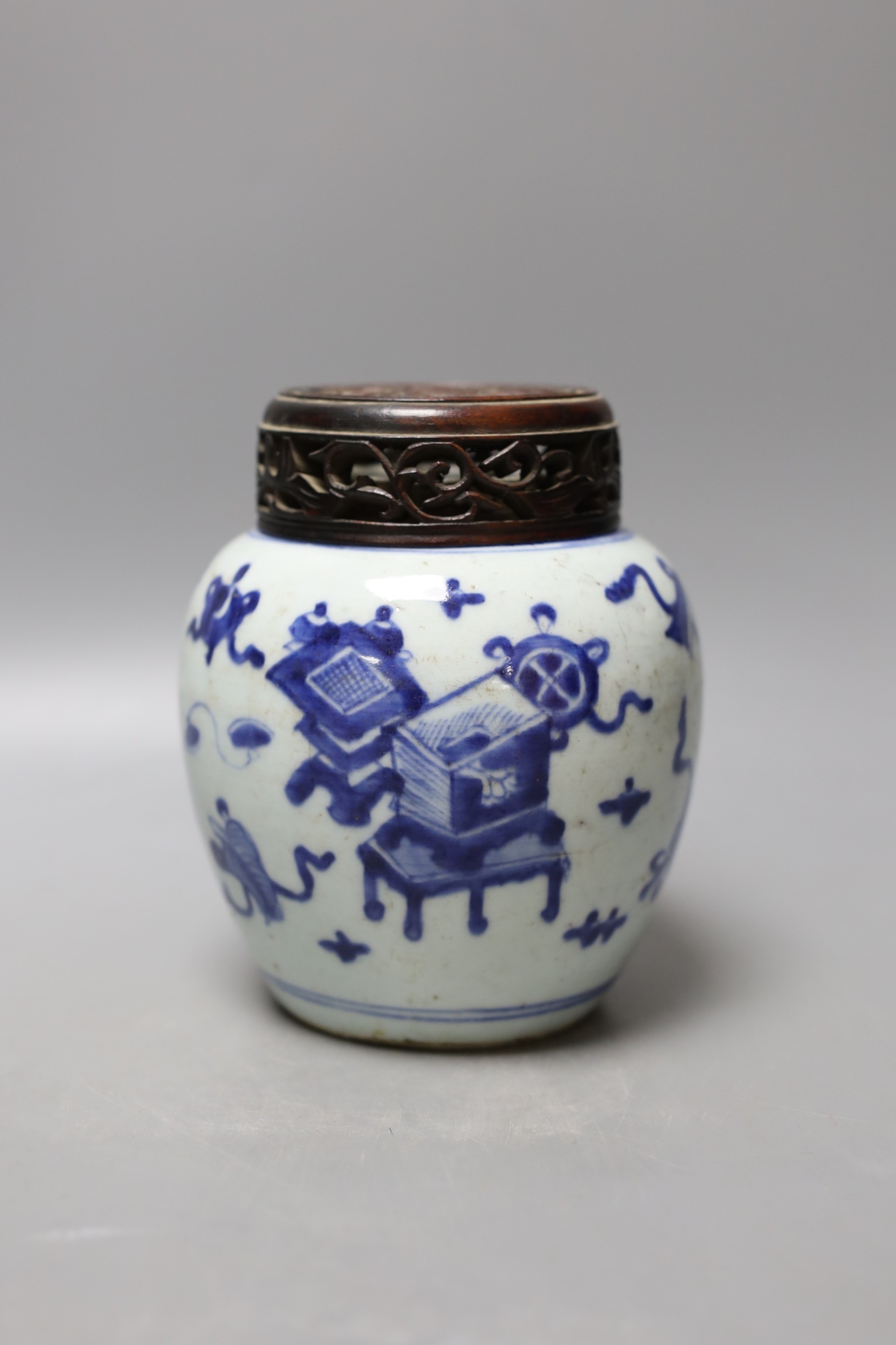 A 19th century Chinese blue and white jar with wood cover - 17cm high                                                                                                                                                       