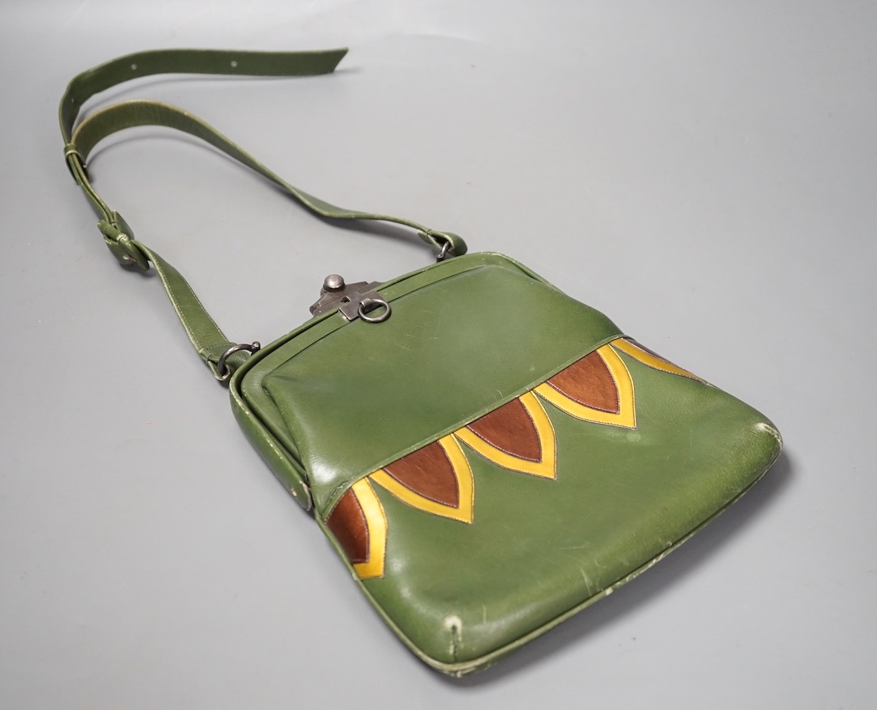An unusual Art Deco green, brown and yellow leather handbag, 24 cms high (including clasp) x 20 cms wide.                                                                                                                   